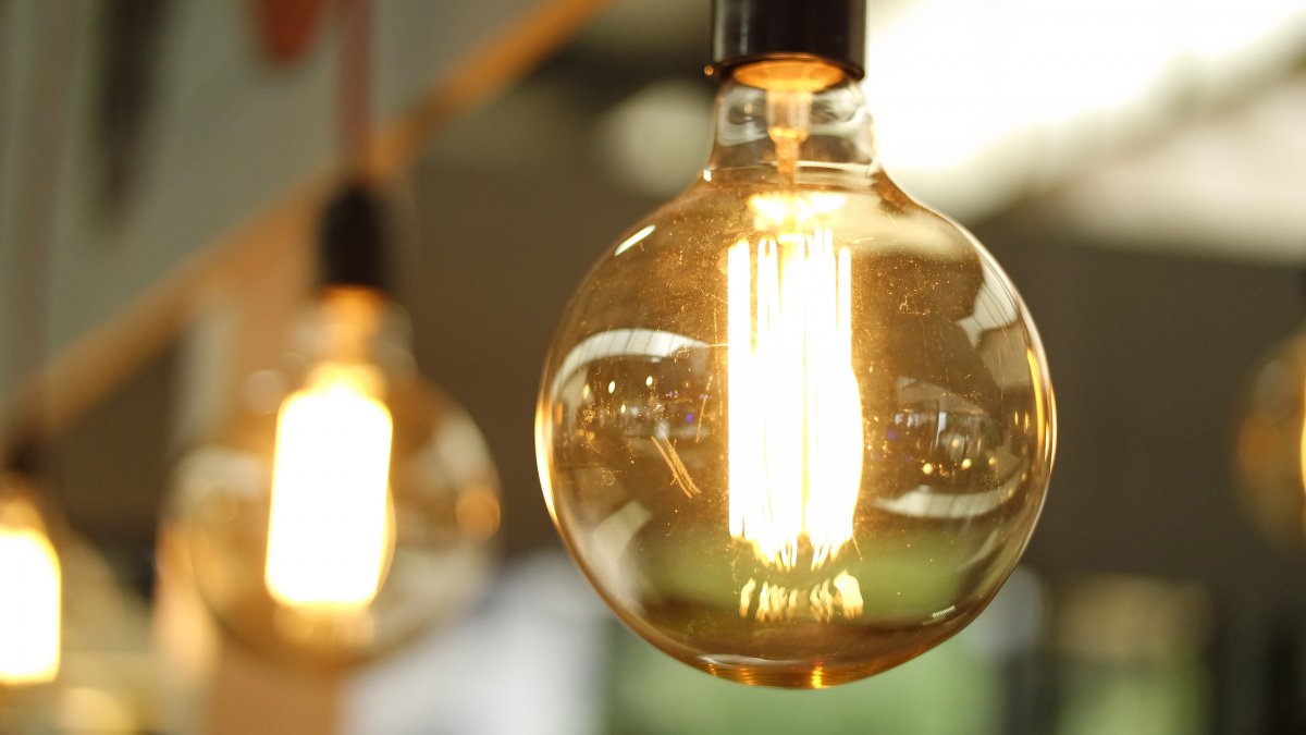 Why LEDs have 10-20 x the efficiency of incandescent in traffic lights